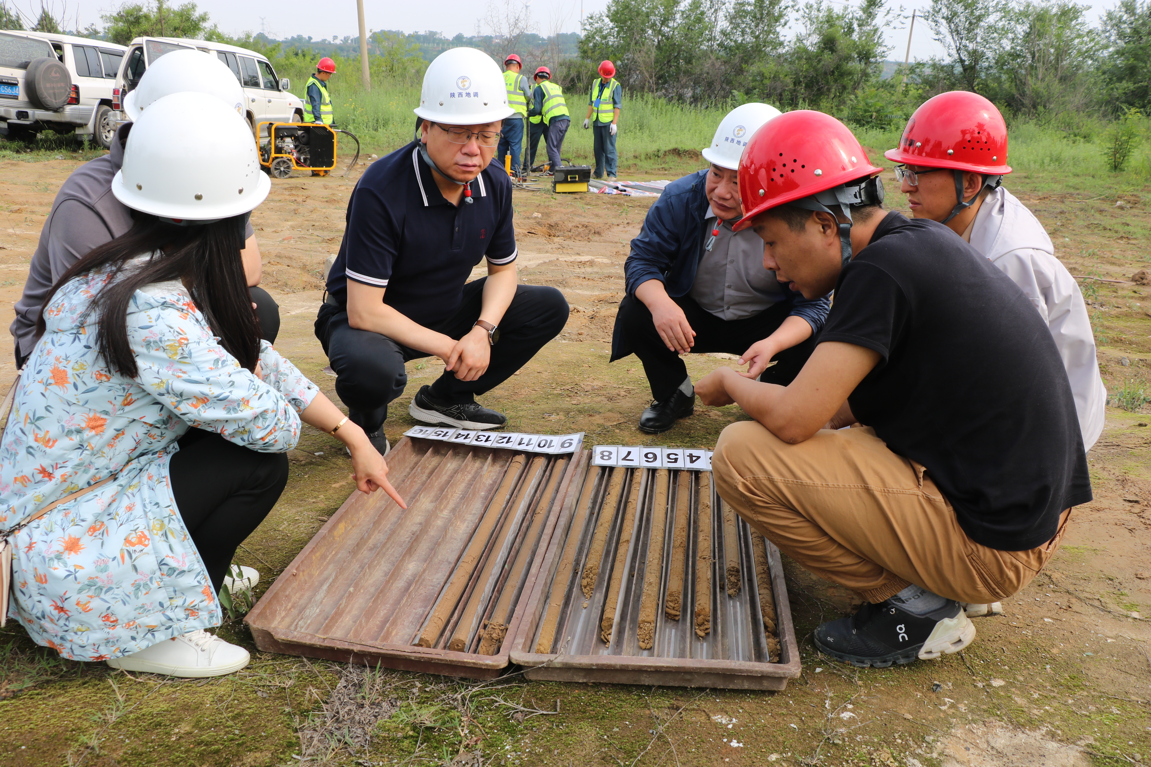 省地調院副院長侯登峰一行深入我中心野外項目一線調研指導工作